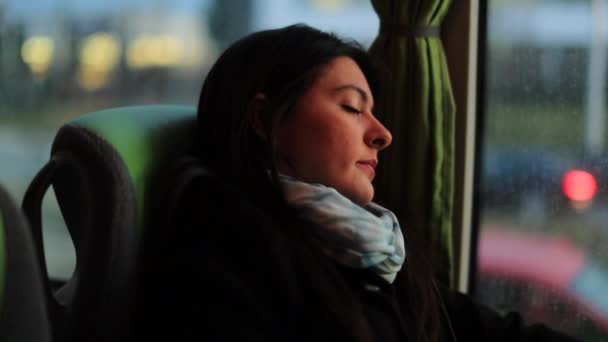バスで旅行中に眠っている乗客 バスに乗っている間に寝ている女の子 — ストック動画