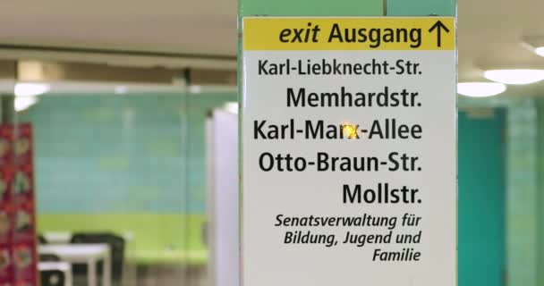 Karl Marx Allee Metro Platform Otto Braun Str Mollstr Sign — стокове відео