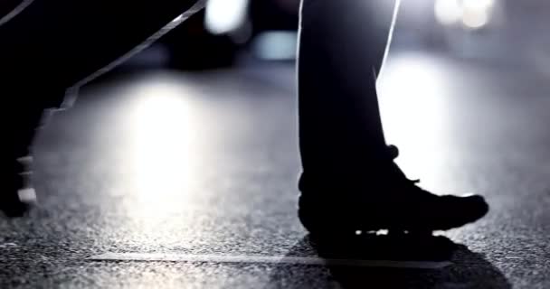 Low Angle Footdestrians Crossing Street Met Lens Flare Afkomstig Van — Stockvideo