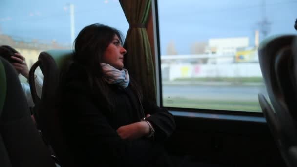 Clip Candide Femme Regardant Par Fenêtre Tout Voyageant Bus — Video