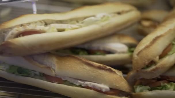 Sandwich Dipajang Toko Melalui Jendela Kaca Sandwich — Stok Video