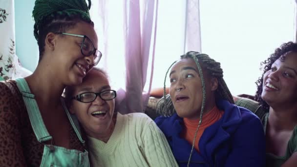 Heureux Peuple Hispanique Embrassant Amis Sud Américains Famille Montrant Amour — Video