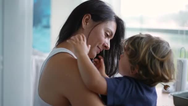 Mãe Menino Pequeno Momento Terno Juntos Rapazinho Tocar Nariz Mãe — Vídeo de Stock