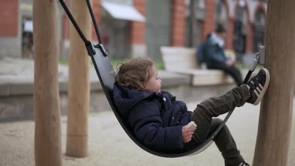 Маленький Мальчик Отдыхает Гамаке Детской Площадке — стоковое видео