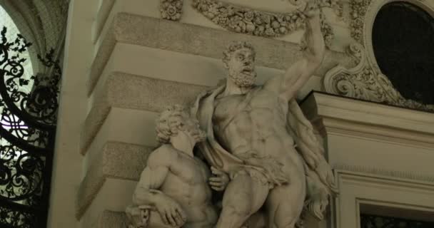 オーストリア ウィーンのホフブルク広場にあるヘラクレスとブシリスの像 — ストック動画
