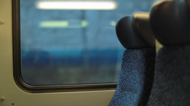 Puste Niebieskie Krzesła Wewnątrz Pociągu — Wideo stockowe