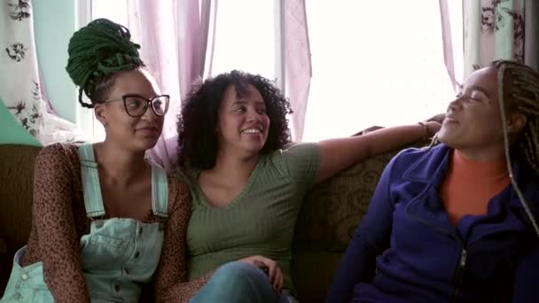 Trois Jeunes Femmes Brésiliennes Traînant Ensemble Dans Canapé Salon — Video