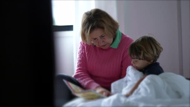 Babcia Czyta Wnukowi Książkę Uczciwy Dziadek Opowiada Bajeczkę Dziecku Chłopca — Wideo stockowe