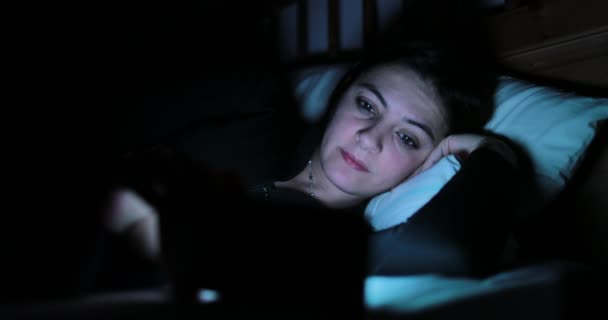 Jonge Vrouw Bed Met Smartphone Vrouw Acteurs Mobiel Apparaat Alvorens — Stockvideo