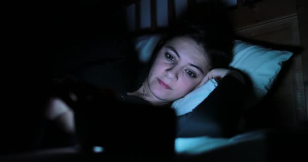 Young Woman Bed Smartphone Woman Starring Cellphone Device Going Bed — Stock Video