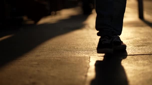 Siluetas Pies Personas Caminando Calle Durante Puesta Del Sol — Vídeos de Stock