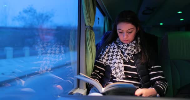 Jeune Femme Lisant Livre Tout Voyageant Bus Sur Route Dans — Video