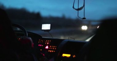 Otobüs şoförü perspektifi gece 4K 'da yolda ilerliyor.