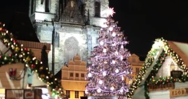 4K 'de mum ışığının yanındaki evde cep telefonu cihazını tutan eller.