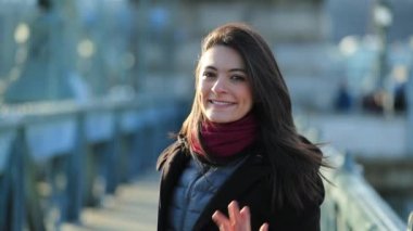 Kameraya el sallayan 30 yaşındaki mutlu genç bir kadının portresi.