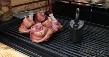 Et çeşitleri satan bir kasap. Etli eklemler, sosisler ve satılık gulaş ekmek kaseleri.