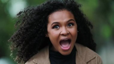 Mutlu kadın tepkisi. Etkileyici siyah kız sevinçten havalara uçuyor.