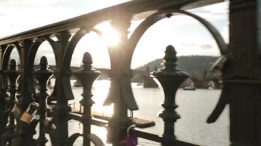 Prag 'daki Vltava Nehri yakınlarında Metal Çitlere Asılı Aşk Kilitleri