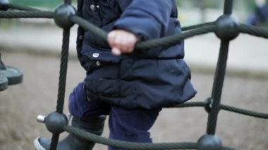 Çocuk parkta öğreniyor ve risk alıyor. Çocukluk gelişimi