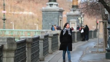 Prag nehir kıyısında yürüyen bir kadın, hayal kuruyor ve hayal kuruyor, Avrupa mimarisine ve güzelliğine hayranlık duyuyor.