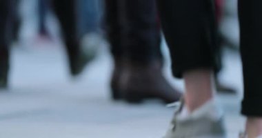 Sokaklarda Yürüyen Kalabalığın Bacakları. 4K 60fps 'de kalabalığın ayaklarına yakın çekim