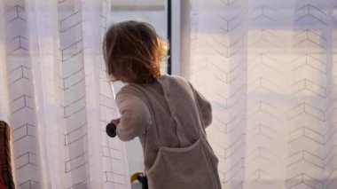 Bebek bebek pencerede dikilip bakıyor sabahları