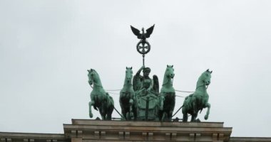 Almanya, Berlin 'deki Brandenburg Kapısı' nın tepesindeki at arabası heykelleri.