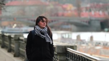 Prag nehir kıyısında yürüyen bir kadın, hayal kuruyor ve hayal kuruyor, Avrupa mimarisine ve güzelliğine hayranlık duyuyor.