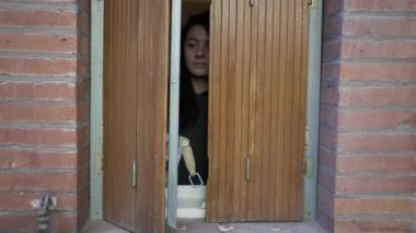 Kadın pencereleri açıyor, eve hava giriyor.