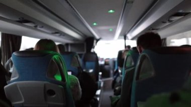 Yolcu perspektifi POV otobüsle yolda seyahat ediyor