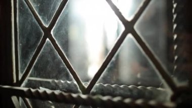 Katolik kilisesinin içindeki antik Avrupa pencereleri, Grungy aynası.