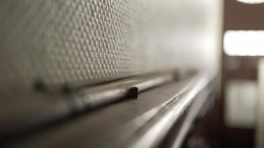 Evde duvara elektrik kabloları yapıştırılmış.