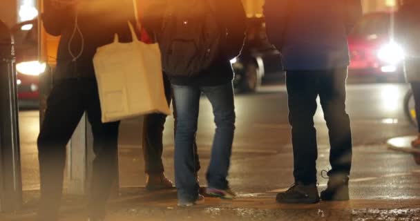 Ambiente Ciudad Europea Noche Visto Través Ventana Con Reflejo — Vídeos de Stock