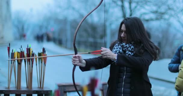 旅游妇女练习射箭 女人专注于用箭射中目标 女子弓箭手在4K射箭 — 图库视频影像