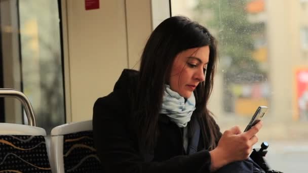 Жінка Дивиться Свій Мобільний Телефон Під Час Трамвайного Транспорту Комп — стокове відео