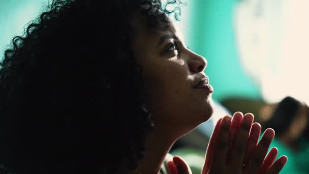 アフリカ系アメリカ人女性は神に祈ります 希望と信仰を持つ祈りの精神的な黒のヒスパニック系の女の子 — ストック動画