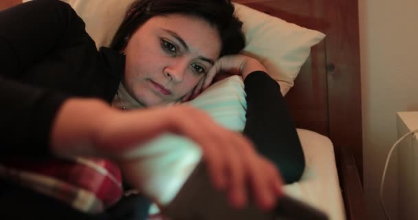 Young Woman Bed Smartphone Woman Starring Cellphone Device Going Bed — Stock Video