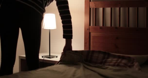 Жінка Йде Ліжко Вимикає Нічну Лампу — стокове відео
