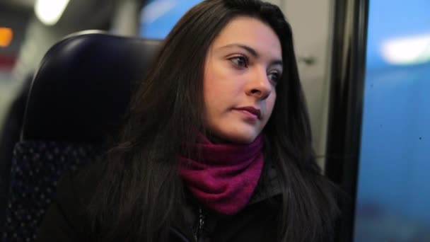 電車に乗って仕事をしながら見下ろしている女性 — ストック動画