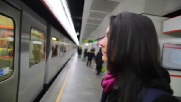 Женщина Смотрит Поезд Прибывающий Платформу Замедленной Съемке 120 Кадров Секунду — стоковое видео