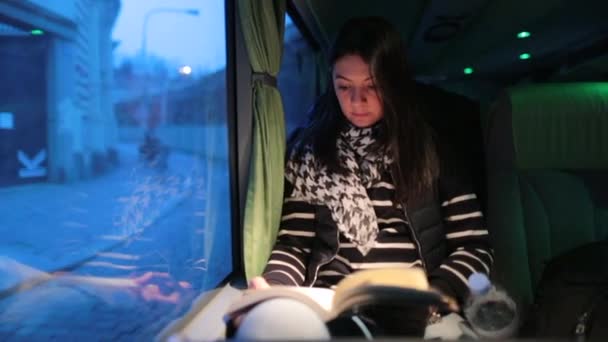 Otobüsle Seyahat Ederken Kitap Okuyan Kadın — Stok video