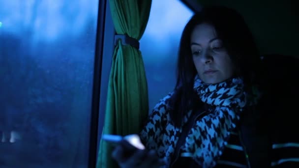 Frau Benutzt Nachts Handy Während Busfahrt Neben Fenster — Stockvideo