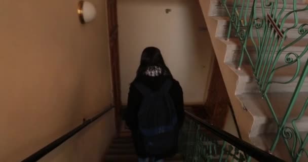 Una Mujer Bajando Las Escaleras Niña Descendiendo Escaleras Viejo Edificio — Vídeo de stock