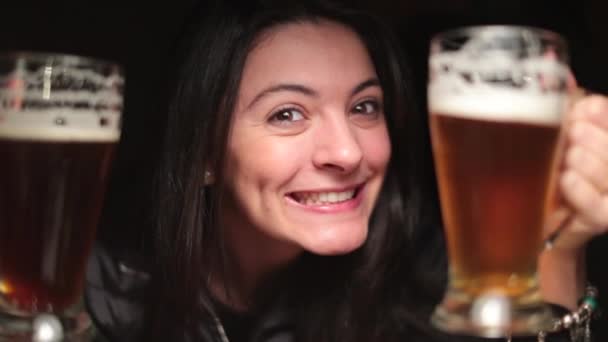 Vrouw Viert Feest Met Ambachtelijke Bieren Die Zichzelf Proosten Met — Stockvideo