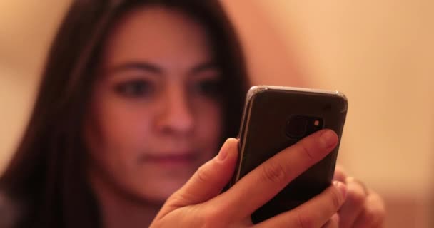 Junge Frau Checkt Abends Ihr Handy Haus Mädchenaugen Starren Auf — Stockvideo
