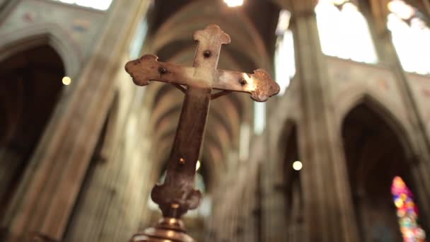 Kilisede Kutsal Haç Gotik Hıristiyan Haçı — Stok video