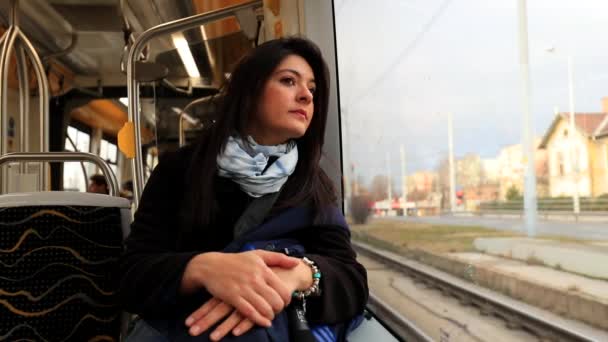 Mujer Montando Tranvía Transporte Moderno Ciudad Mira Las Líneas Ferrocarril — Vídeo de stock