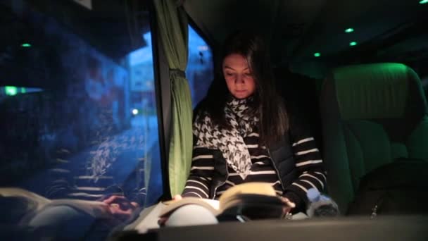 Otobüsle Seyahat Ederken Kitap Okuyan Kadın — Stok video