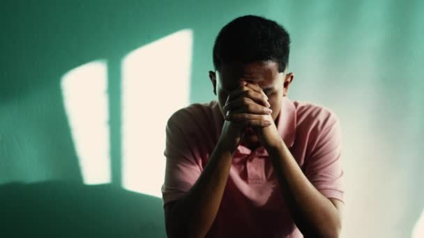 一位富有戏剧性的巴西年轻人 带着希望和快乐在室内祈祷 在家中祷告的灵性人士 — 图库视频影像