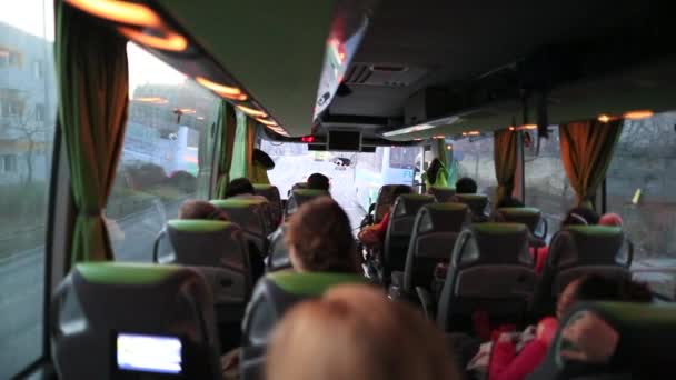 Пасажири Які Подорожують Автобусом Бачать Задньої Точки Зору Автобуса — стокове відео